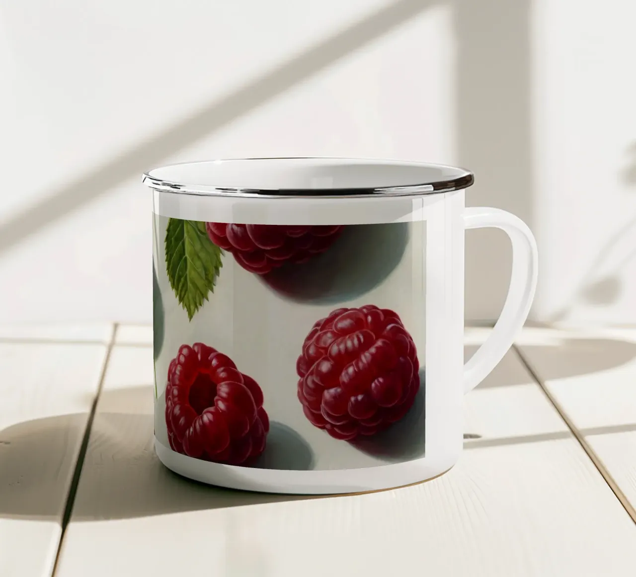 Lamponi appena raccolti sparsi su uno sfondo chiaro tazza in smalto da DesignDoodle