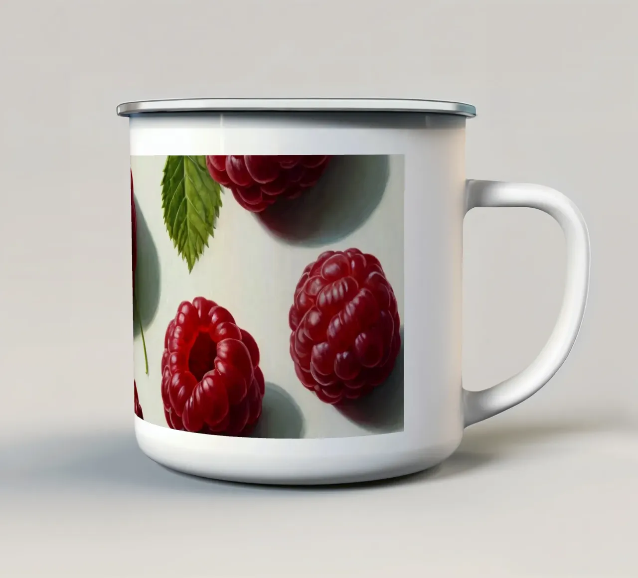 Lamponi appena raccolti sparsi su uno sfondo chiaro tazza in smalto da DesignDoodle