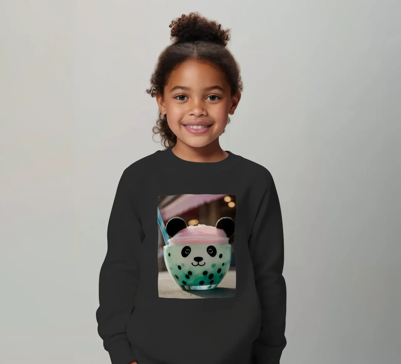 Dessert colorato a tema panda servito in una simpatica tazza felpa bambino da DesignDoodle