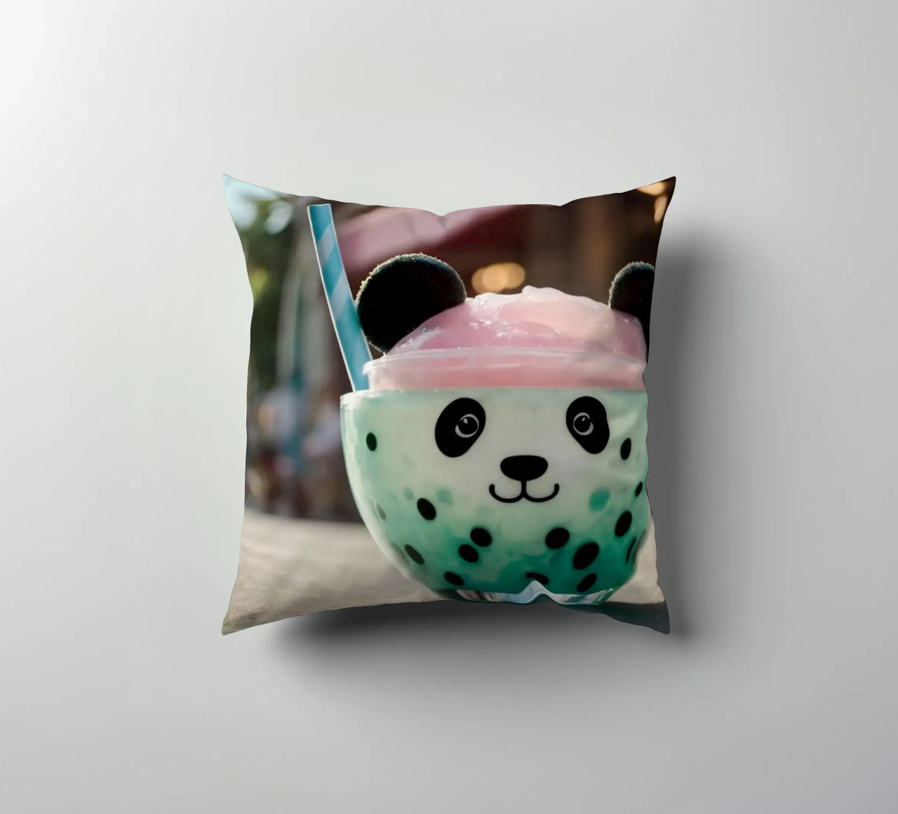 Dessert colorato a tema panda servito in una simpatica tazza cuscino da DesignDoodle