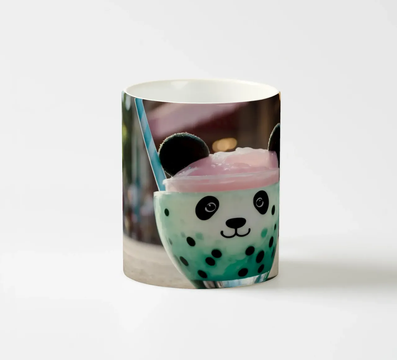 Dessert coloré sur le thème du panda servi dans une jolie tasse mug en céramique de DesignDoodle