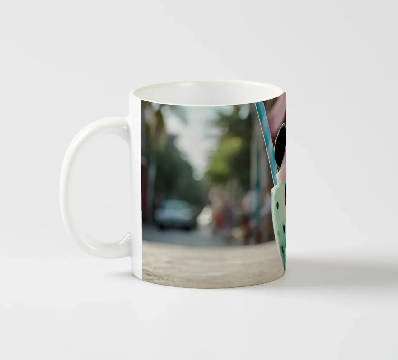 Dessert coloré sur le thème du panda servi dans une jolie tasse mug en céramique de DesignDoodle