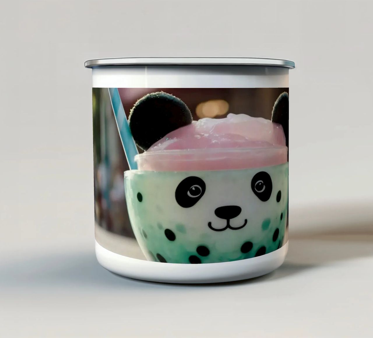 Dessert colorato a tema panda servito in una simpatica tazza tazza in smalto da DesignDoodle