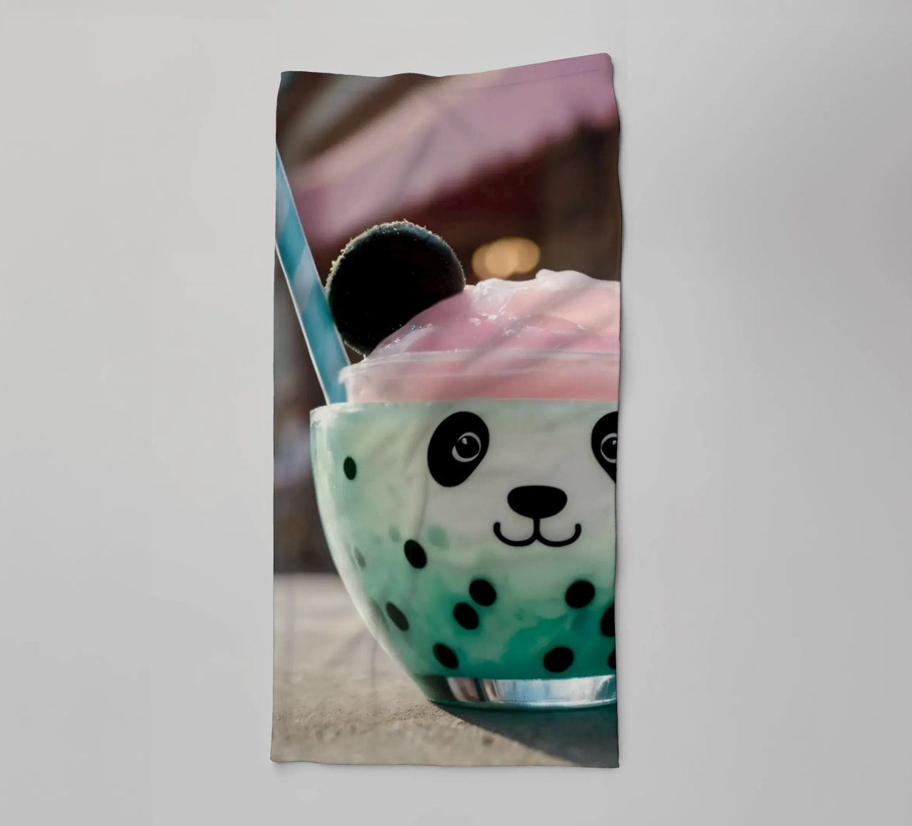 Dessert colorato a tema panda servito in una simpatica tazza asciugamano da bagno da DesignDoodle