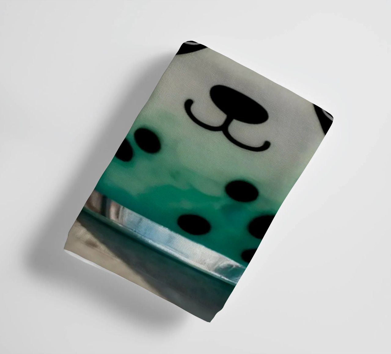 Dessert colorato a tema panda servito in una simpatica tazza asciugamano da bagno da DesignDoodle