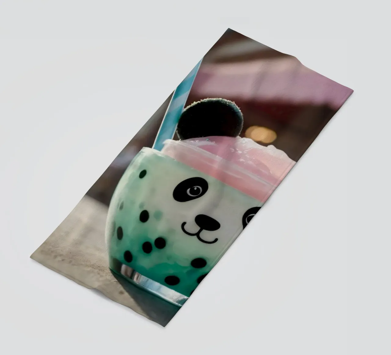 Dessert colorato a tema panda servito in una simpatica tazza telo mare da DesignDoodle