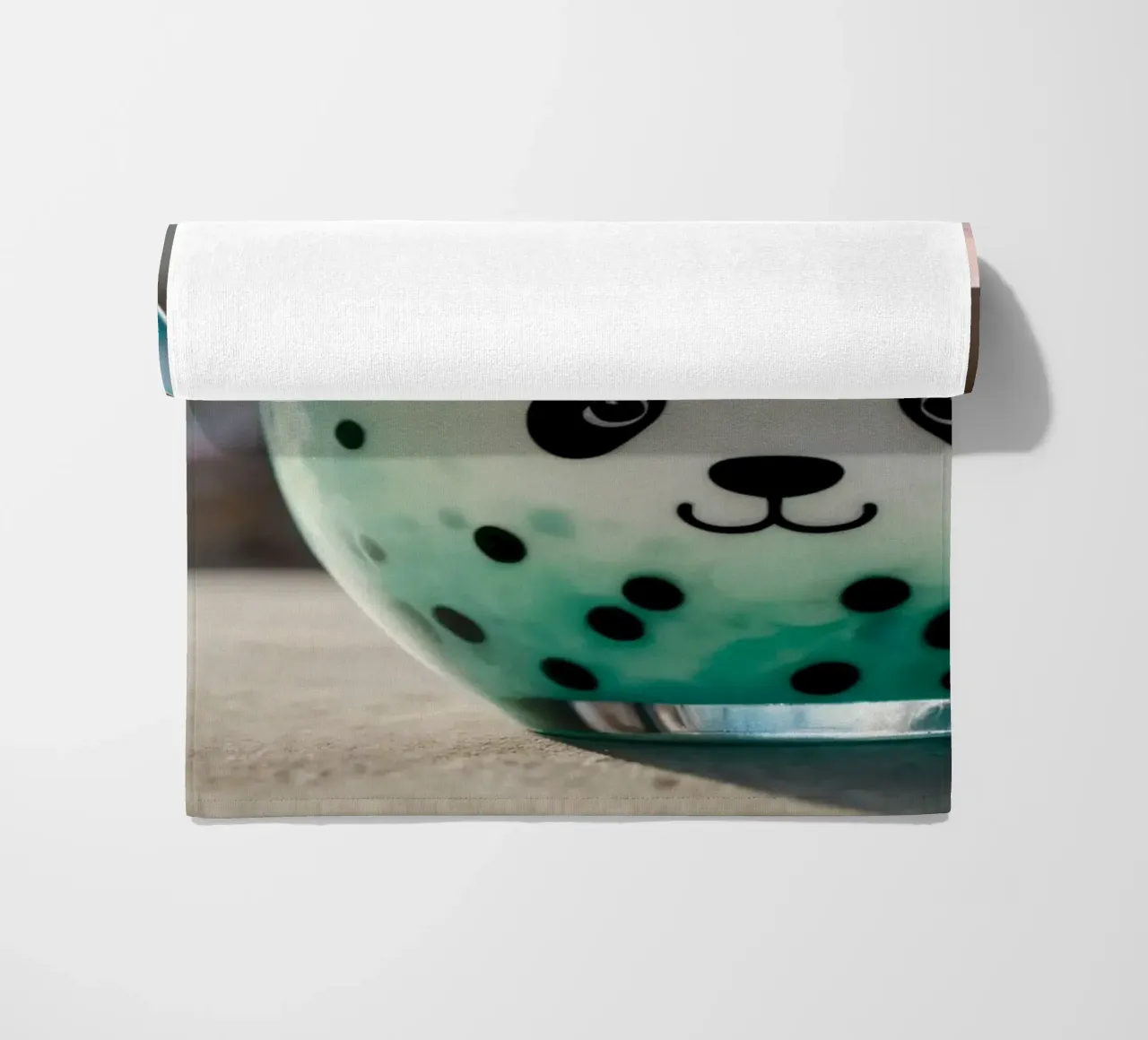 Dessert colorato a tema panda servito in una simpatica tazza telo mare da DesignDoodle