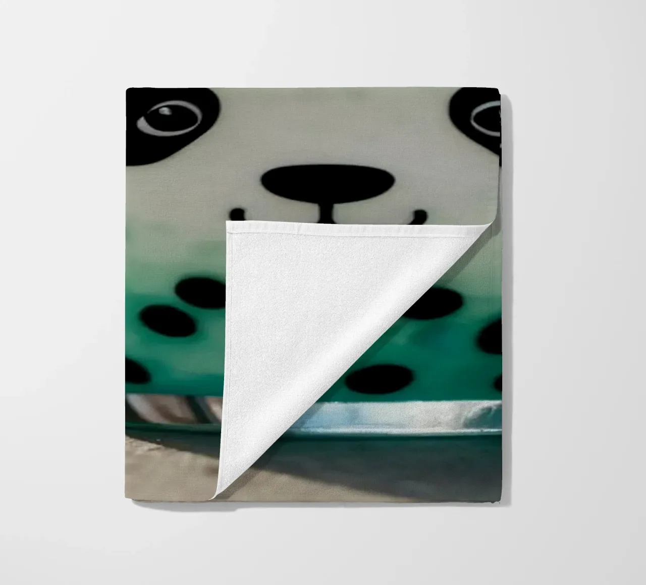 Dessert colorato a tema panda servito in una simpatica tazza telo mare da DesignDoodle