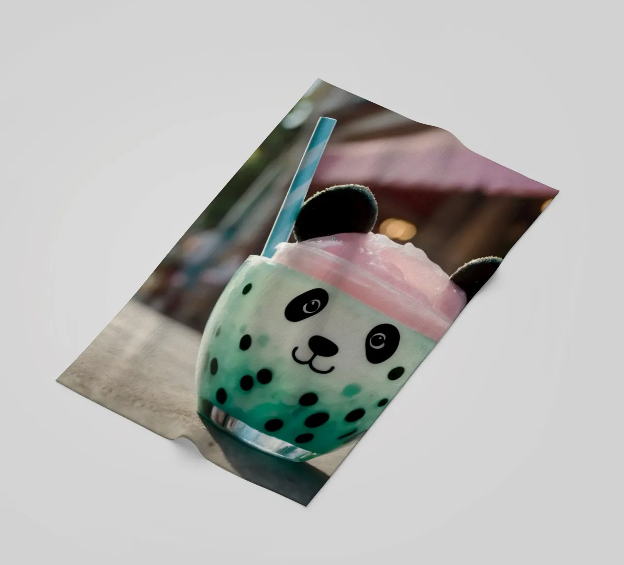 Dessert colorato a tema panda servito in una simpatica tazza telo mare da DesignDoodle