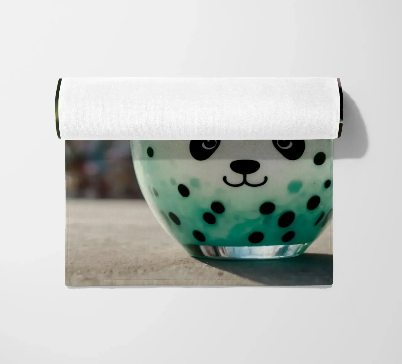 Dessert colorato a tema panda servito in una simpatica tazza telo mare da DesignDoodle