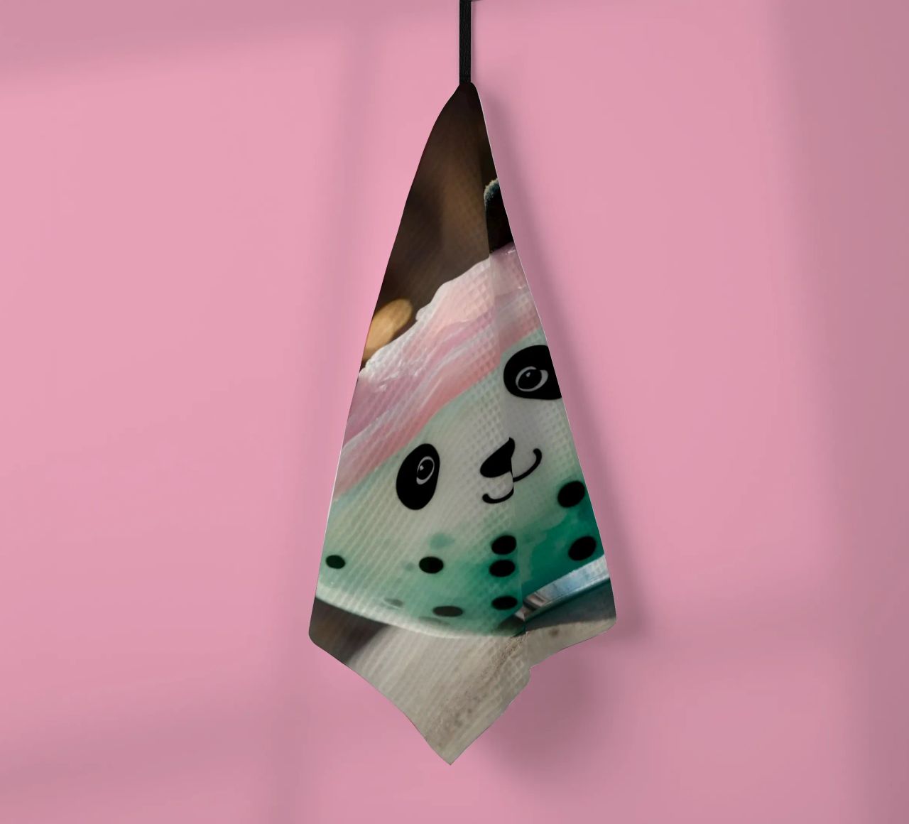 Dessert colorato a tema panda servito in una simpatica tazza canovaccio da cucina da DesignDoodle