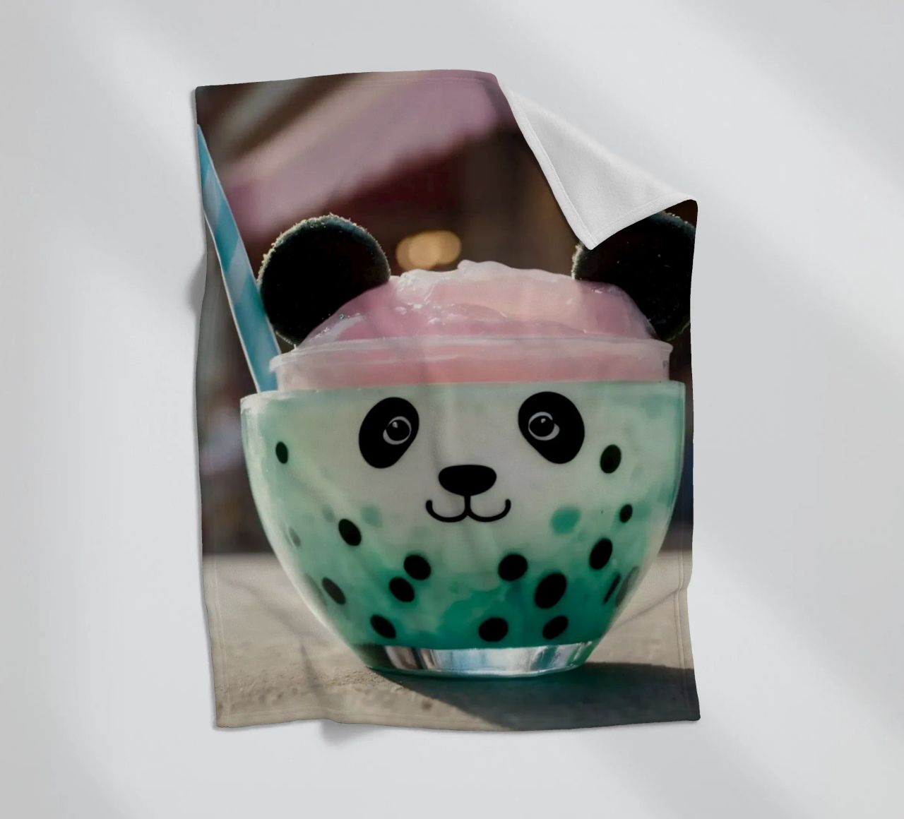 Dessert colorato a tema panda servito in una simpatica tazza coperta in pile da DesignDoodle