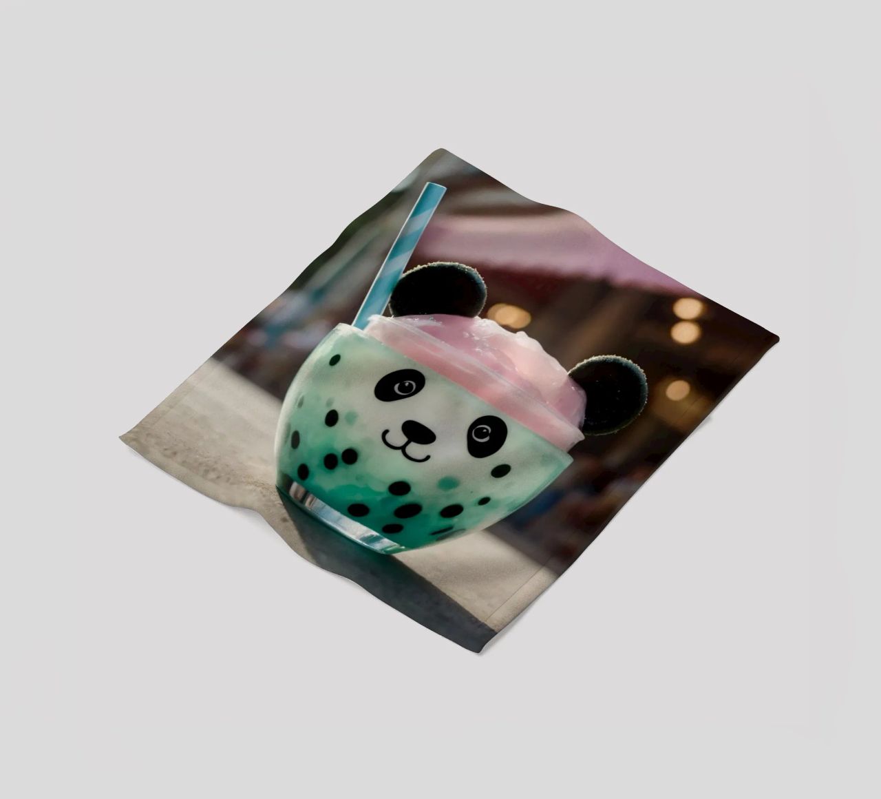 Dessert colorato a tema panda servito in una simpatica tazza coperta in pile da DesignDoodle