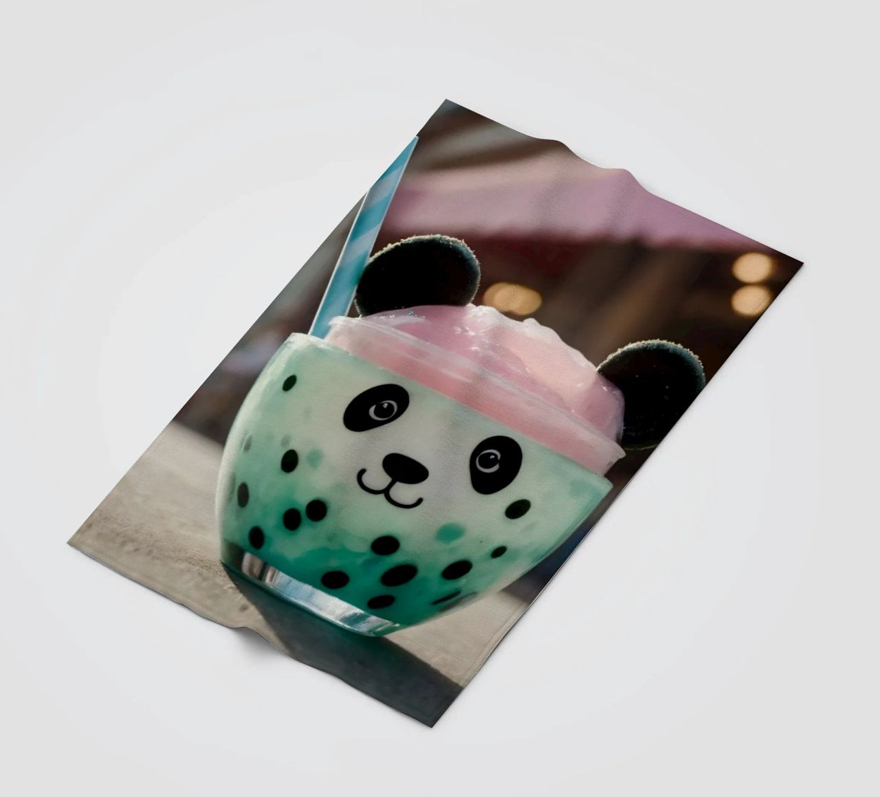 Dessert colorato a tema panda servito in una simpatica tazza coperta in pile da DesignDoodle