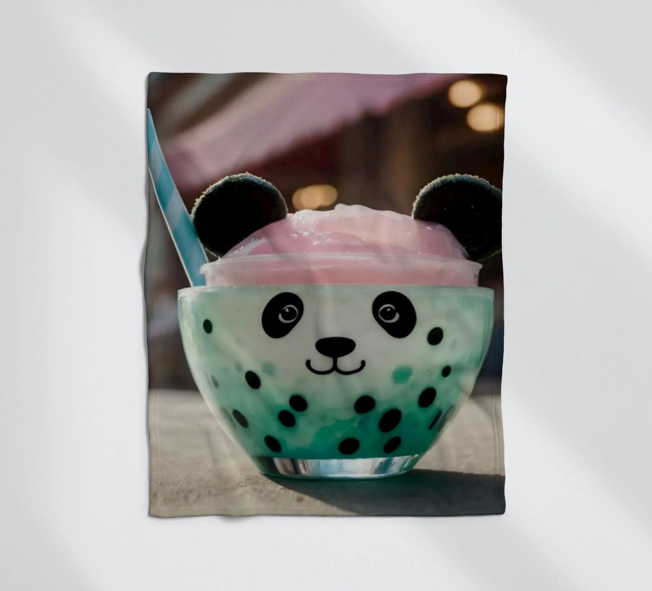 Dessert colorato a tema panda servito in una simpatica tazza coperta in pile da DesignDoodle