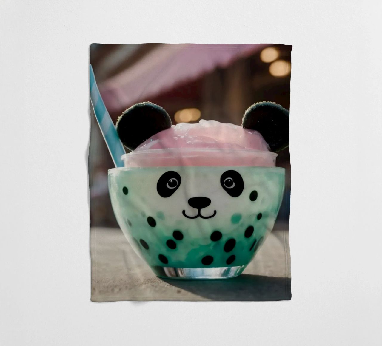 Dessert colorato a tema panda servito in una simpatica tazza coperta in pile da DesignDoodle