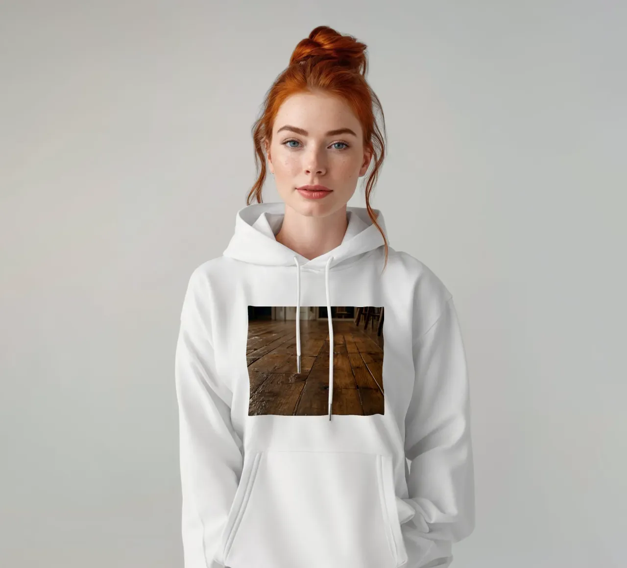 Houten vloer met rijke textuur en glans in een gezellige hoodie van DesignDoodle