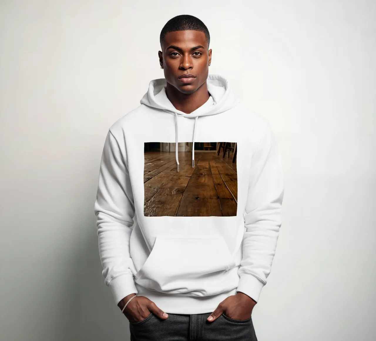 Houten vloer met rijke textuur en glans in een gezellige hoodie van DesignDoodle