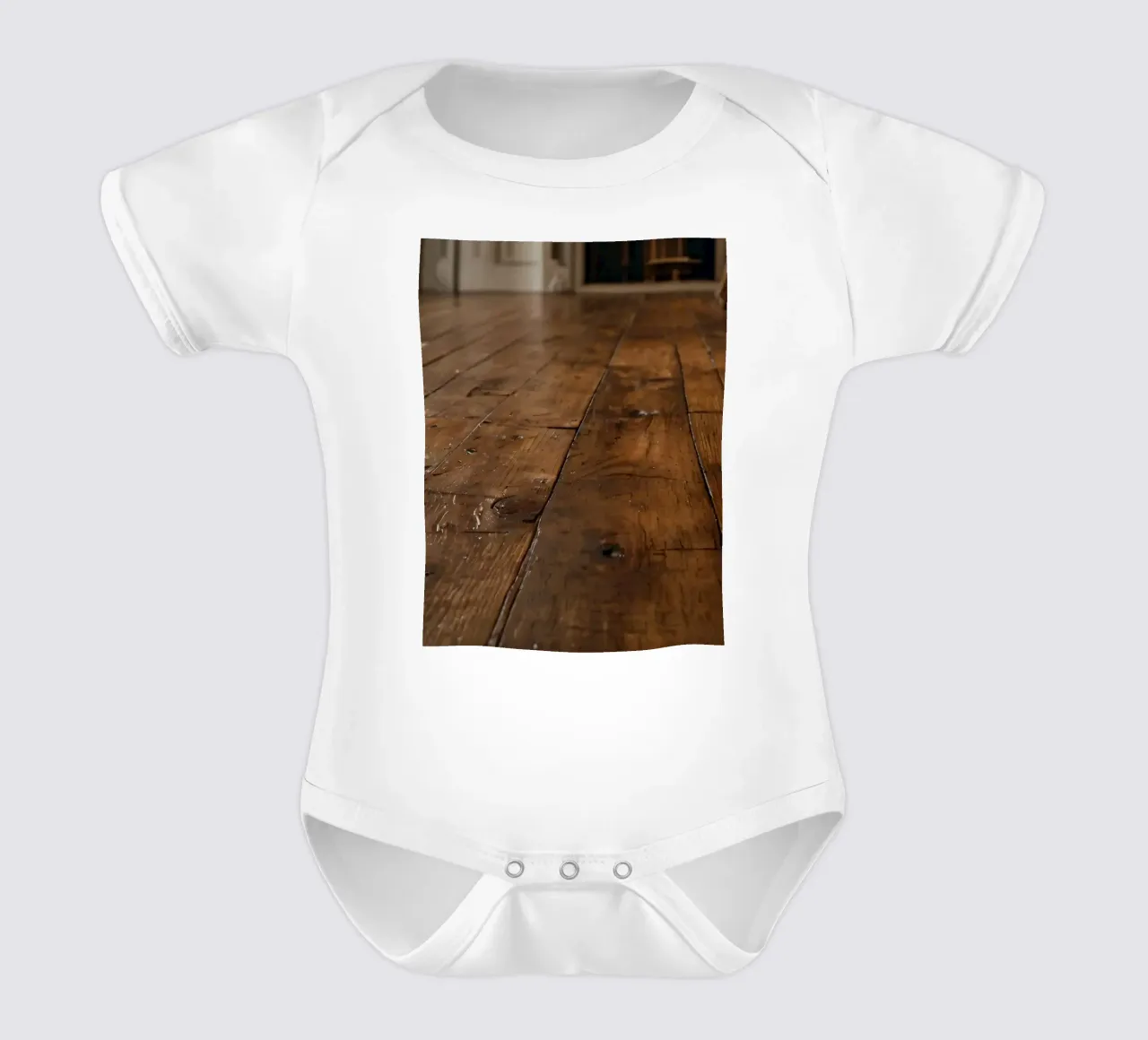 Pavimento in legno con texture ricca e lucentezza in un ambiente accogliente body neonato maniche corte da DesignDoodle