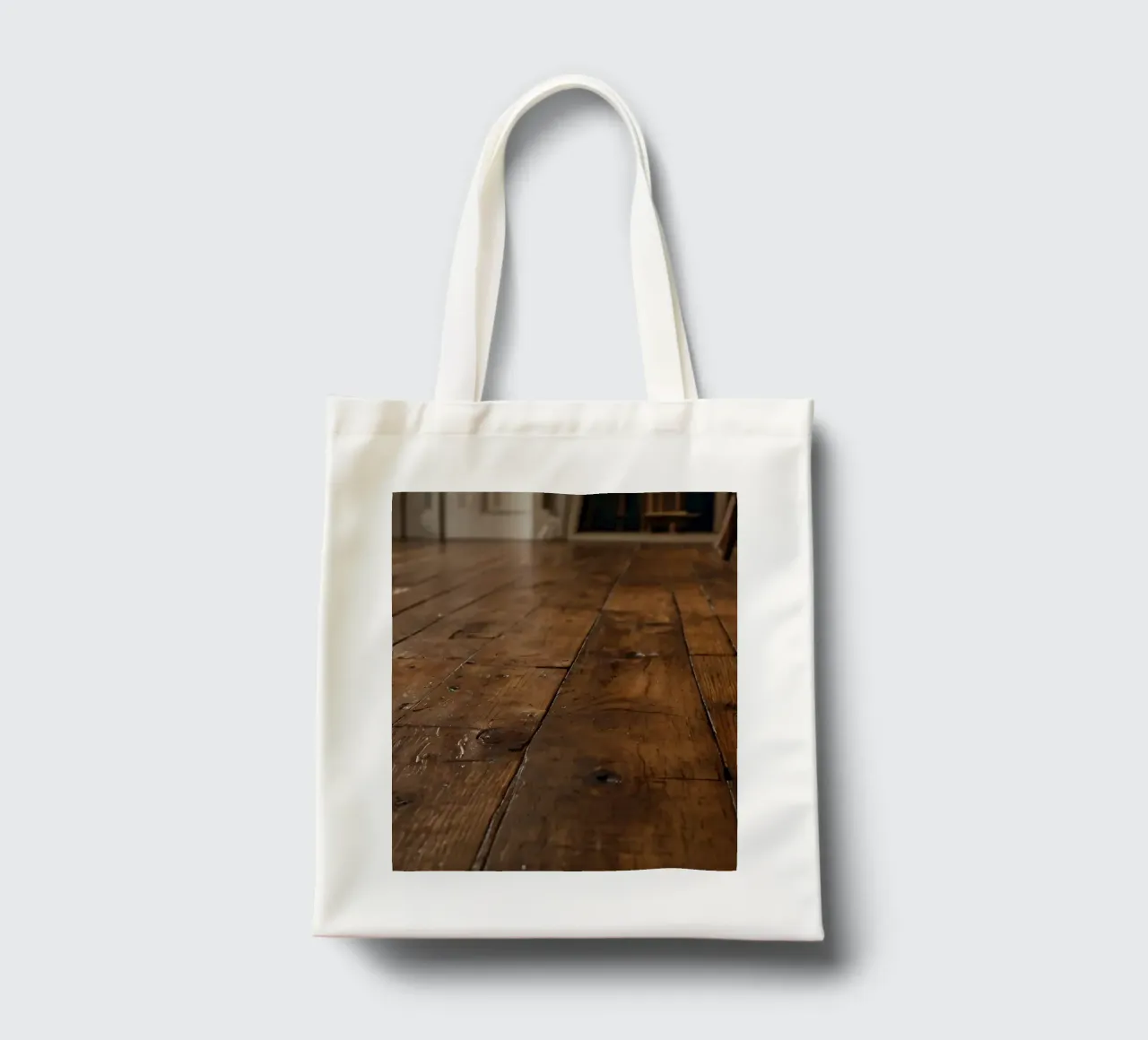 Pavimento in legno con texture ricca e lucentezza in un ambiente accogliente borsa in juta da DesignDoodle