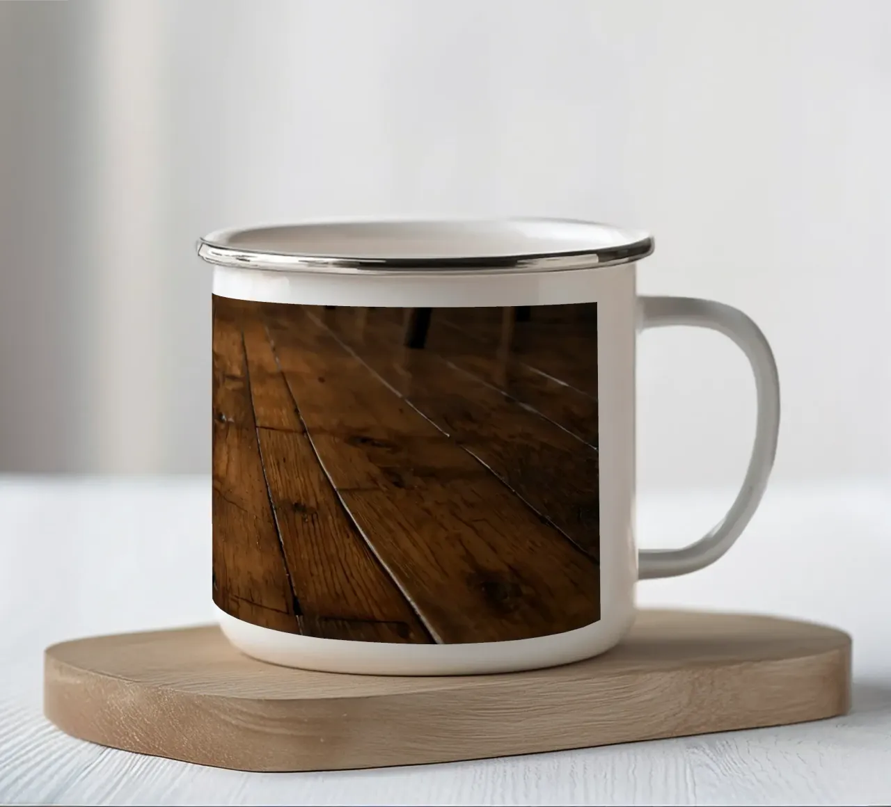Pavimento in legno con texture ricca e lucentezza in un ambiente accogliente tazza in smalto da DesignDoodle