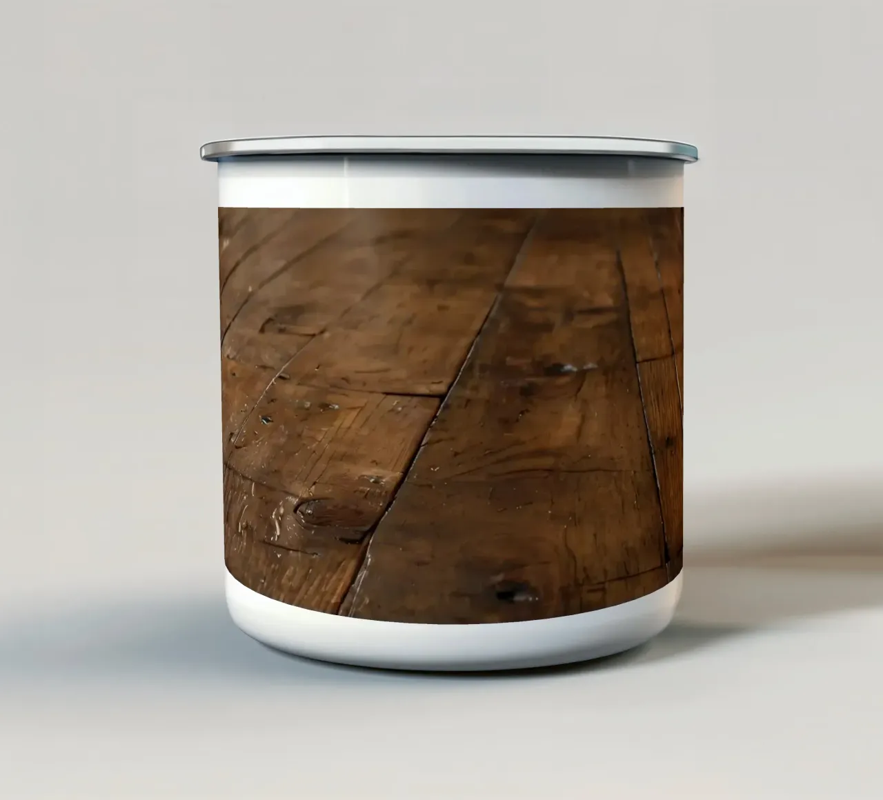 Pavimento in legno con texture ricca e lucentezza in un ambiente accogliente tazza in smalto da DesignDoodle
