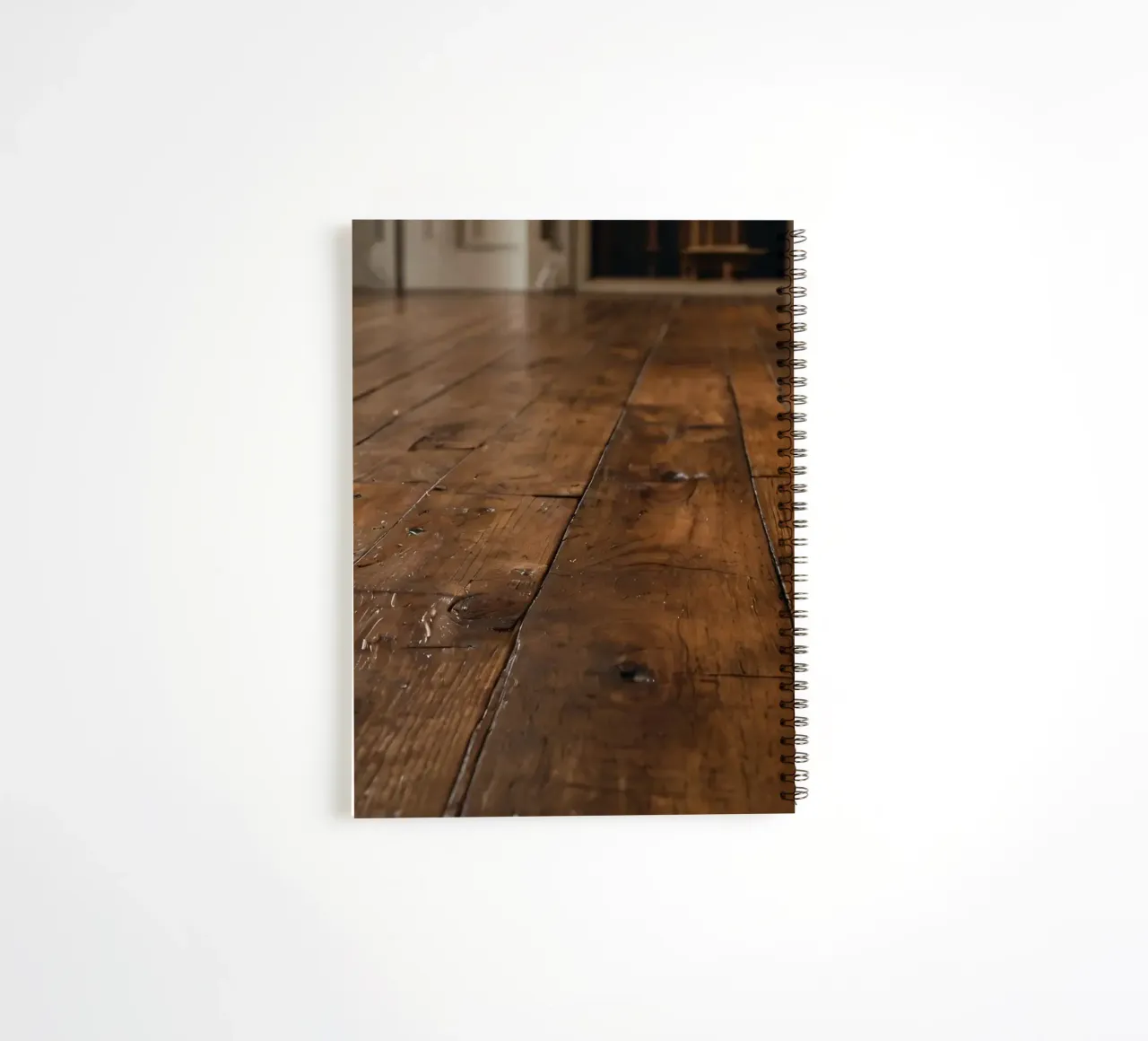 Pavimento in legno con texture ricca e lucentezza in un ambiente accogliente diario ad anelli da DesignDoodle