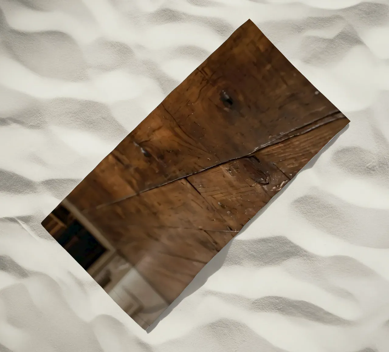 Pavimento in legno con texture ricca e lucentezza in un ambiente accogliente telo mare da DesignDoodle