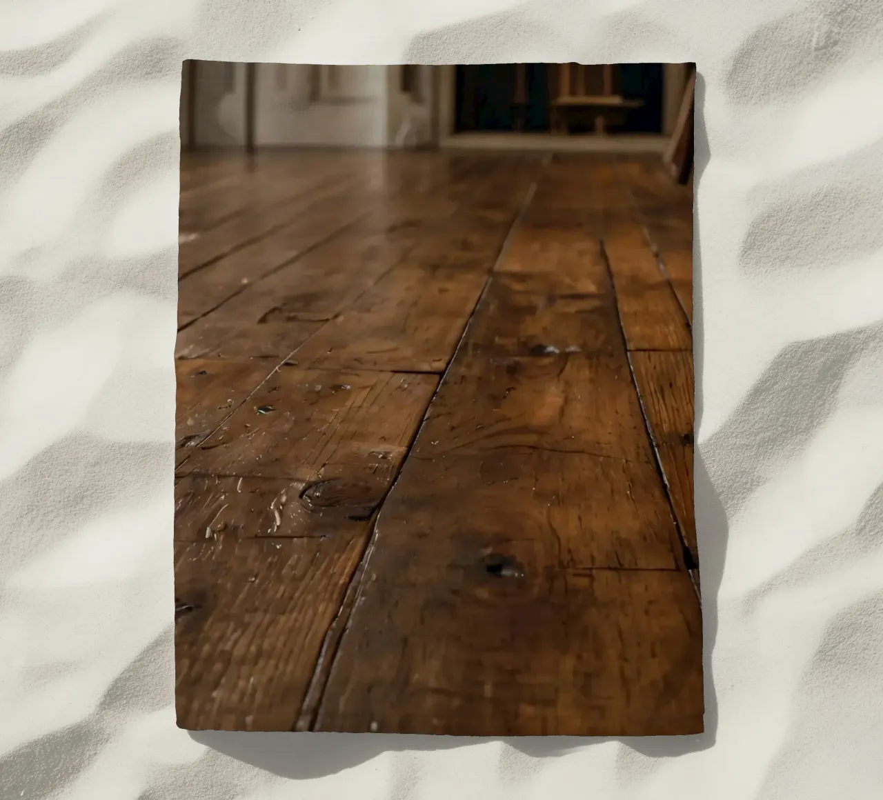 Pavimento in legno con texture ricca e lucentezza in un ambiente accogliente telo mare da DesignDoodle