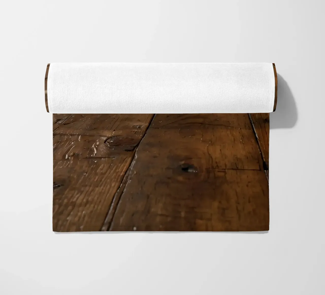 Pavimento in legno con texture ricca e lucentezza in un ambiente accogliente telo mare da DesignDoodle