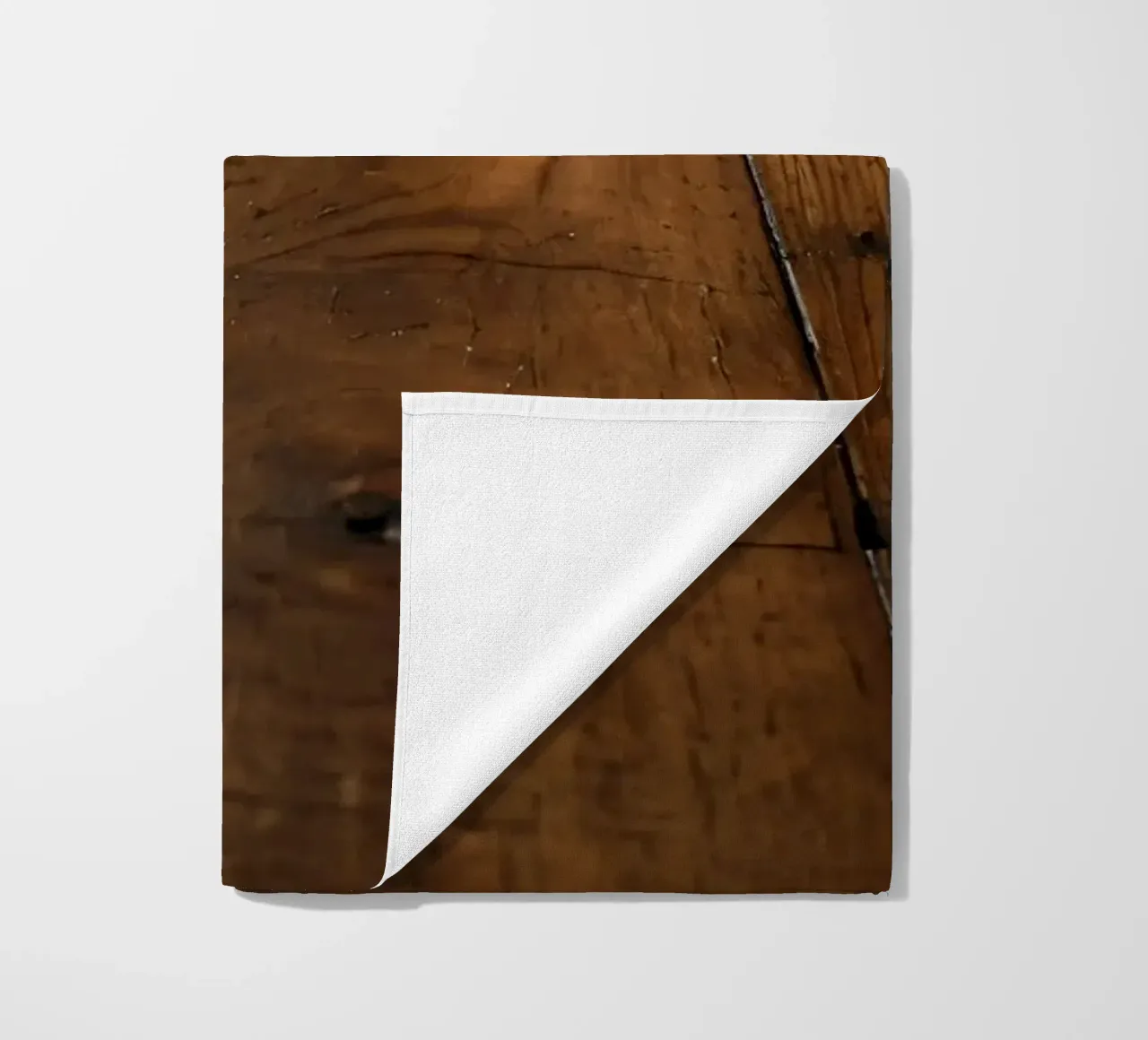 Pavimento in legno con texture ricca e lucentezza in un ambiente accogliente telo mare da DesignDoodle