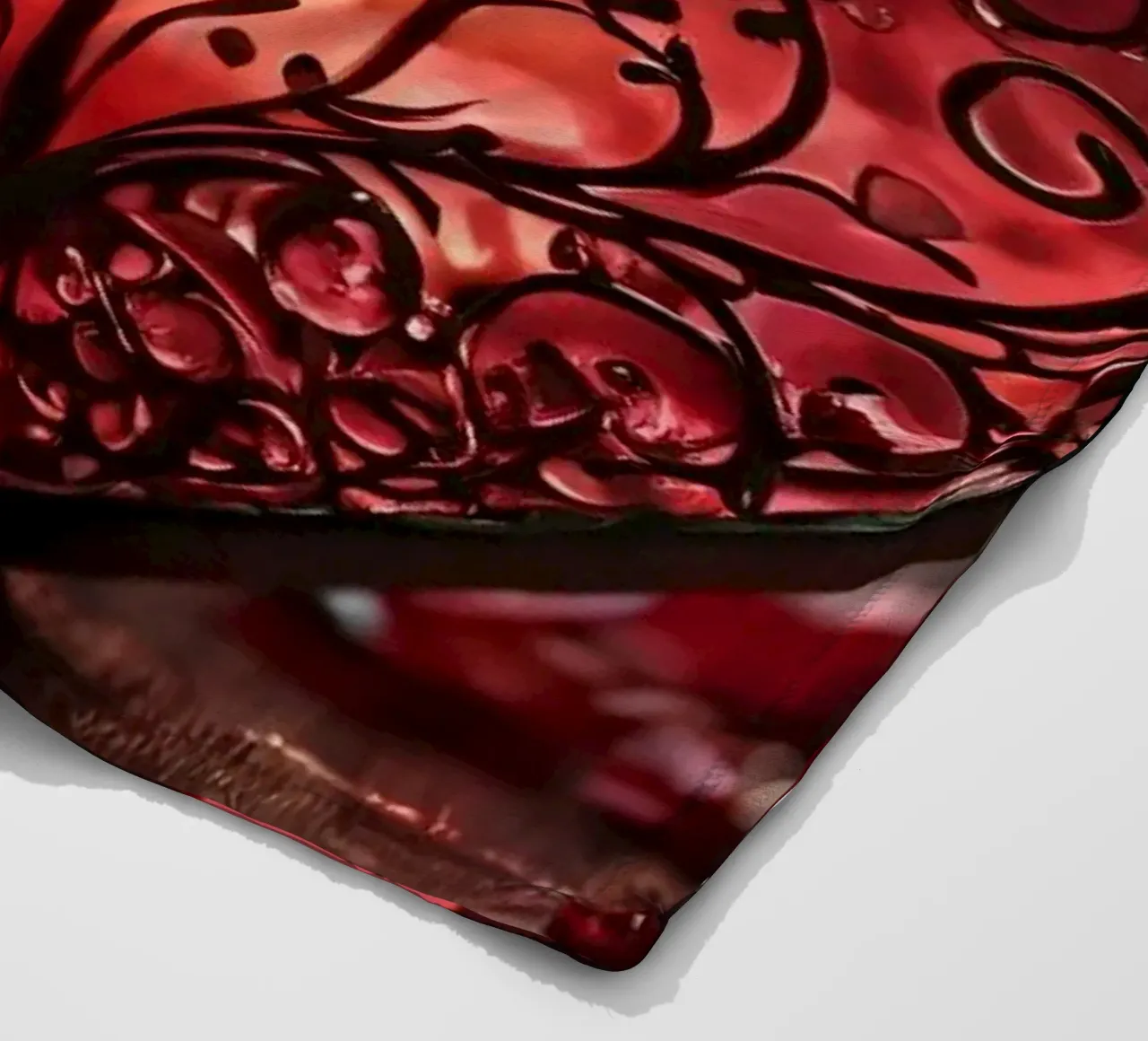 Una lanterna rossa a forma di cuore di ottima fattura coperta in pile da DesignDoodle
