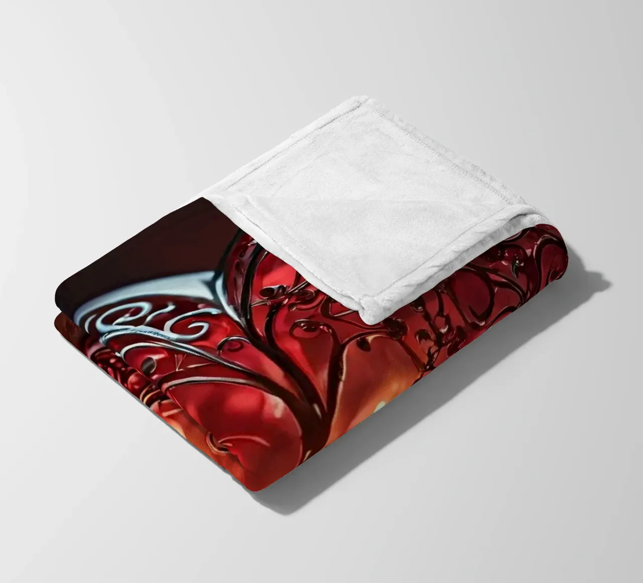 Una lanterna rossa a forma di cuore di ottima fattura coperta in pile da DesignDoodle