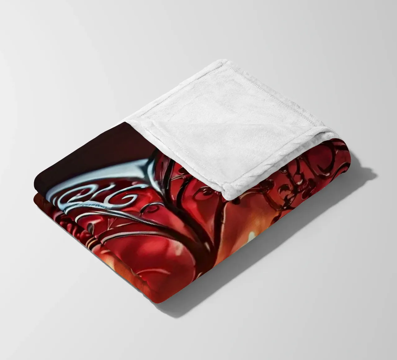 Una lanterna rossa a forma di cuore di ottima fattura coperta in pile da DesignDoodle