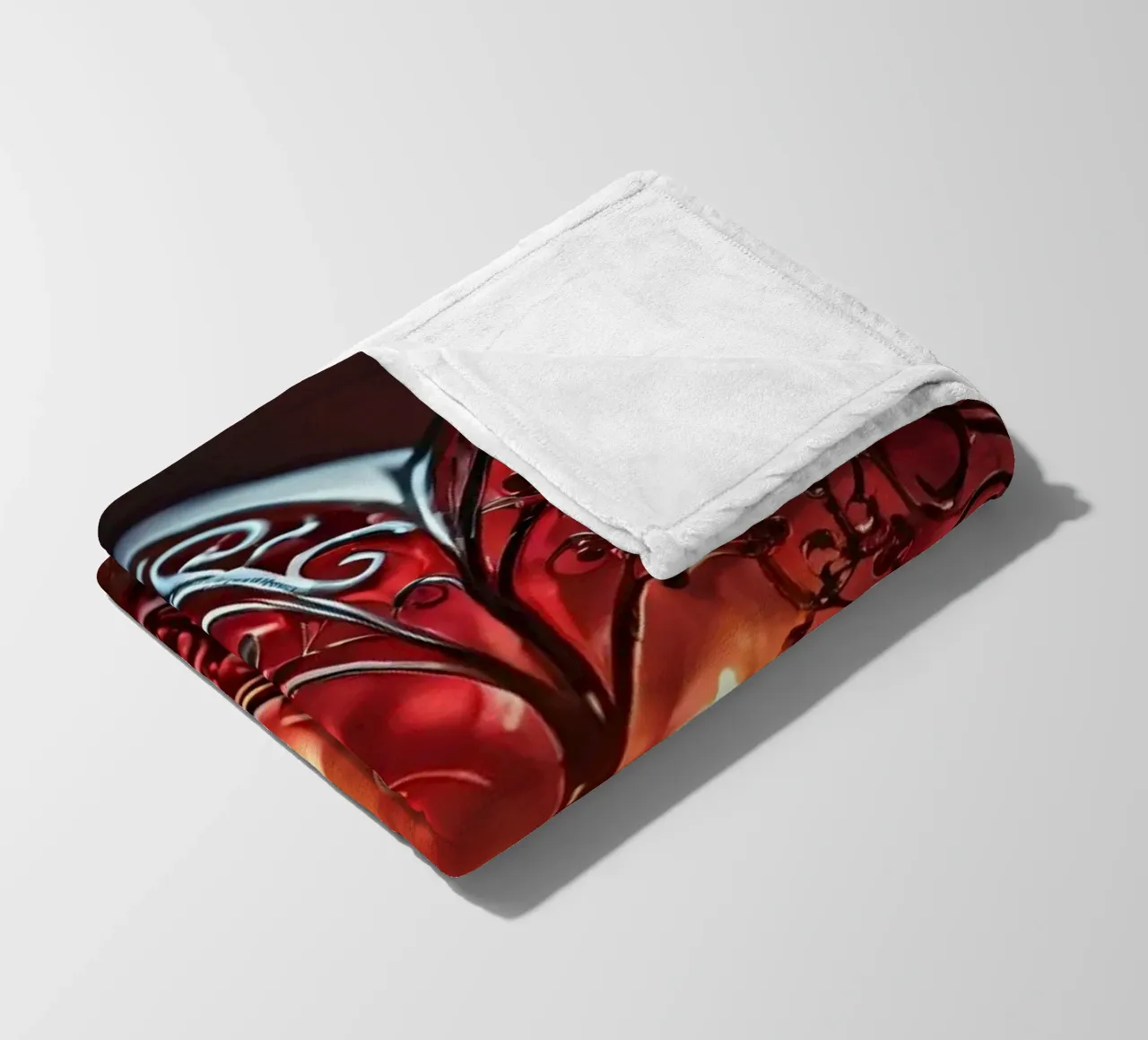 Una lanterna rossa a forma di cuore di ottima fattura coperta in pile da DesignDoodle