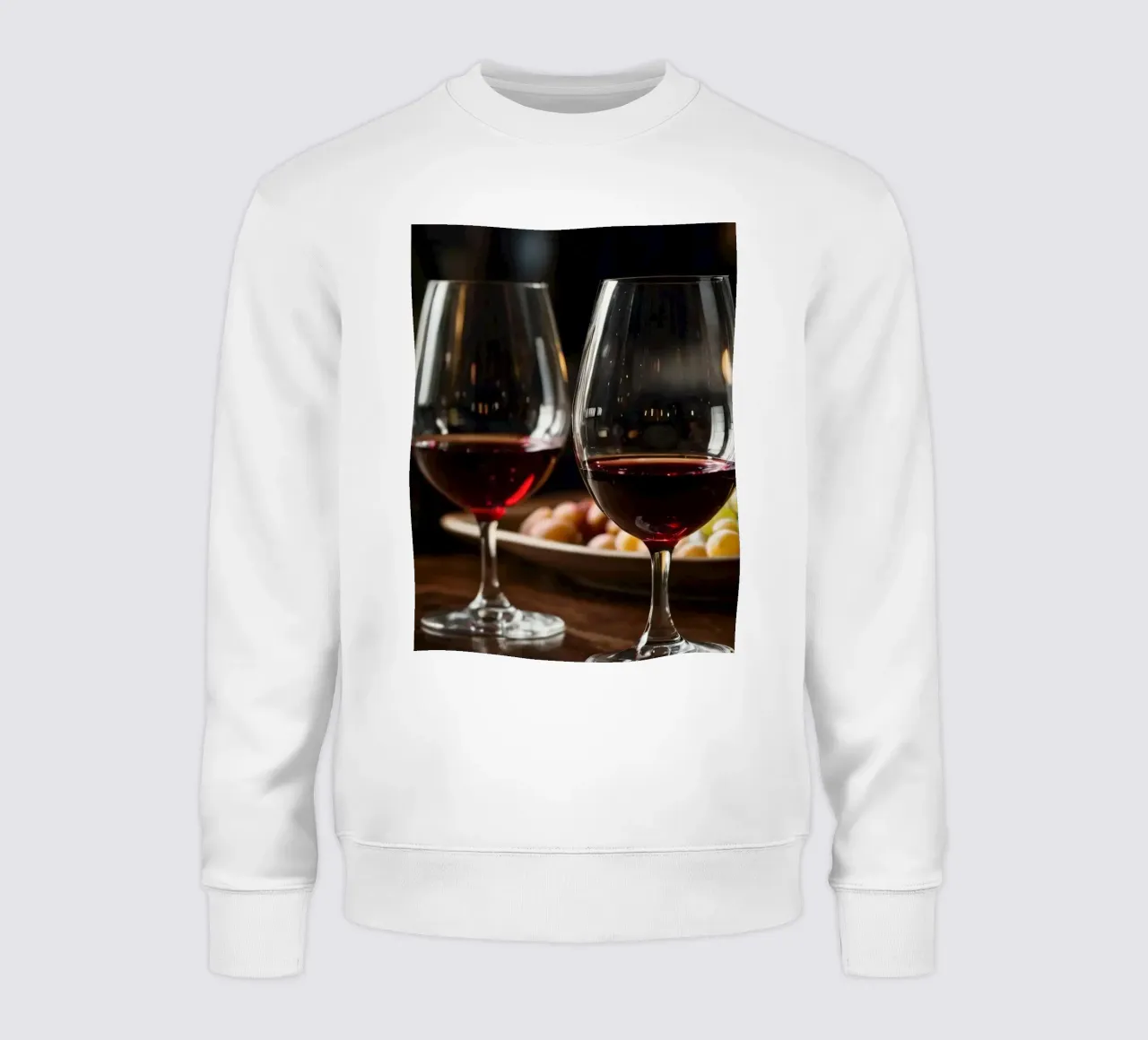 Eleganti bicchieri da vino rosso con uva in un bar accogliente felpa da DesignDoodle