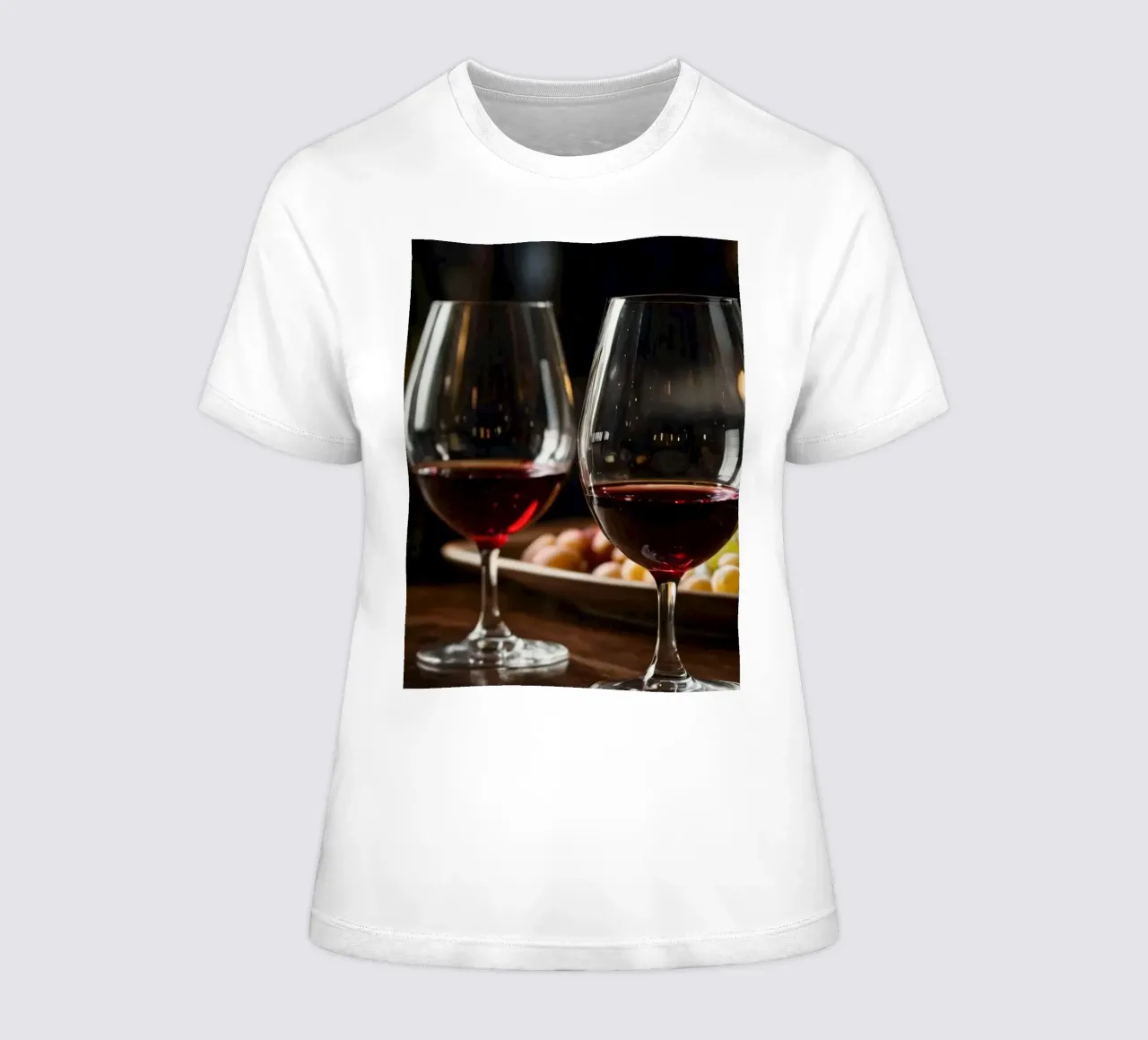 Eleganti bicchieri da vino rosso con uva in un bar accogliente t-shirt da donna da DesignDoodle