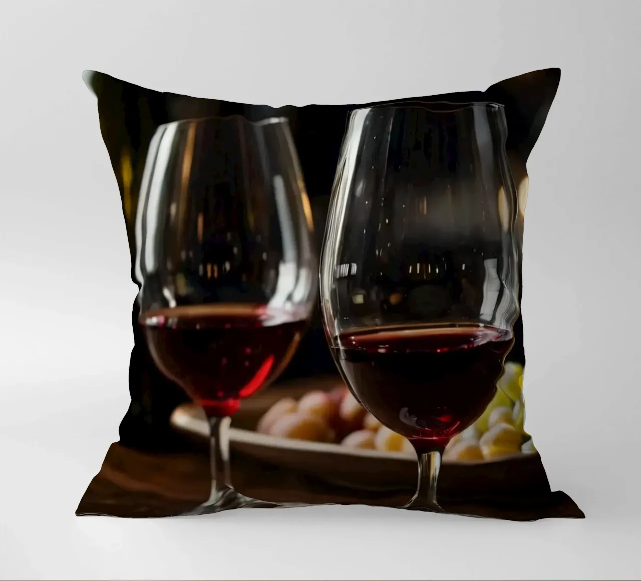 Eleganti bicchieri da vino rosso con uva in un bar accogliente cuscino da DesignDoodle