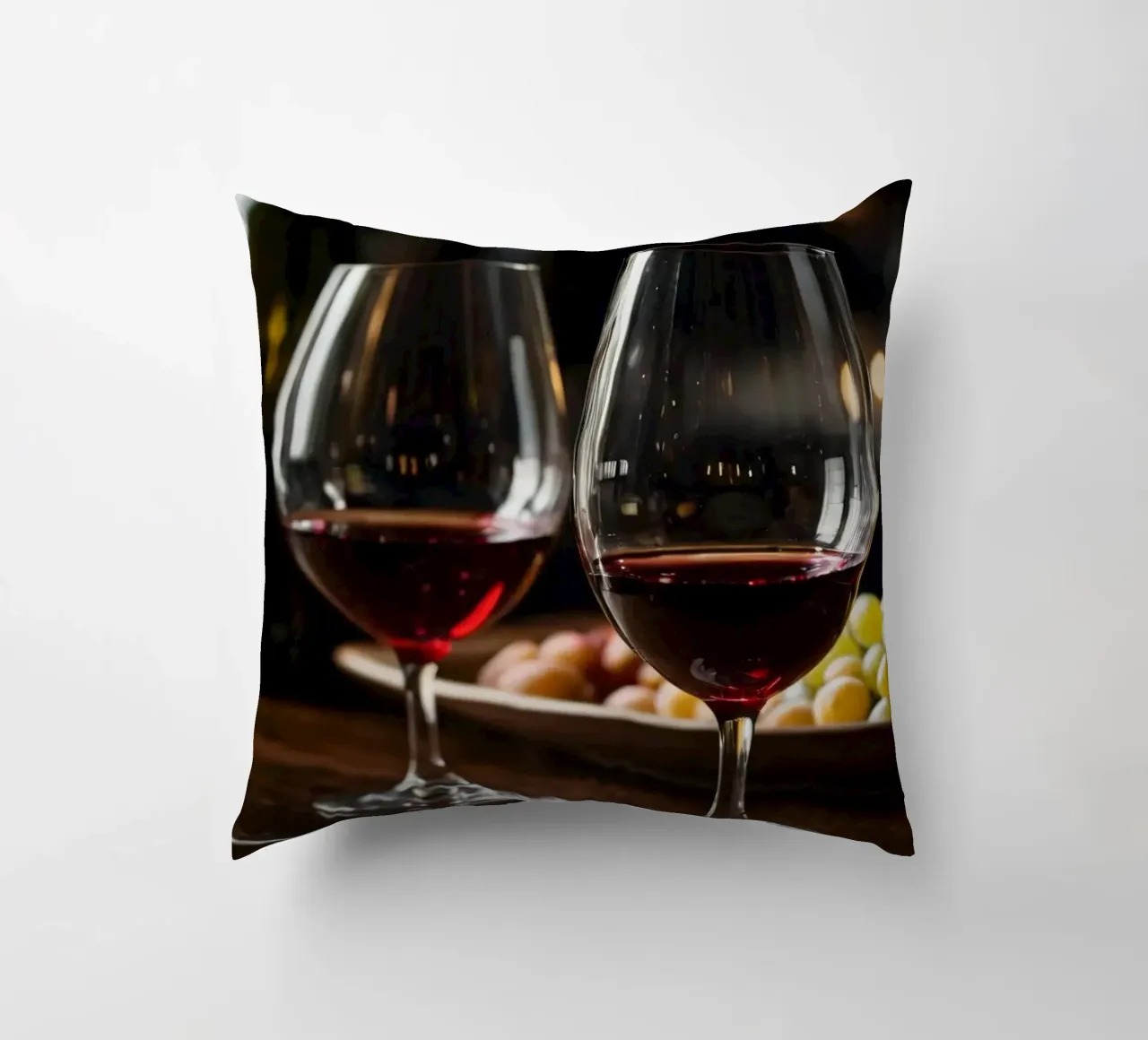 Eleganti bicchieri da vino rosso con uva in un bar accogliente cuscino da DesignDoodle
