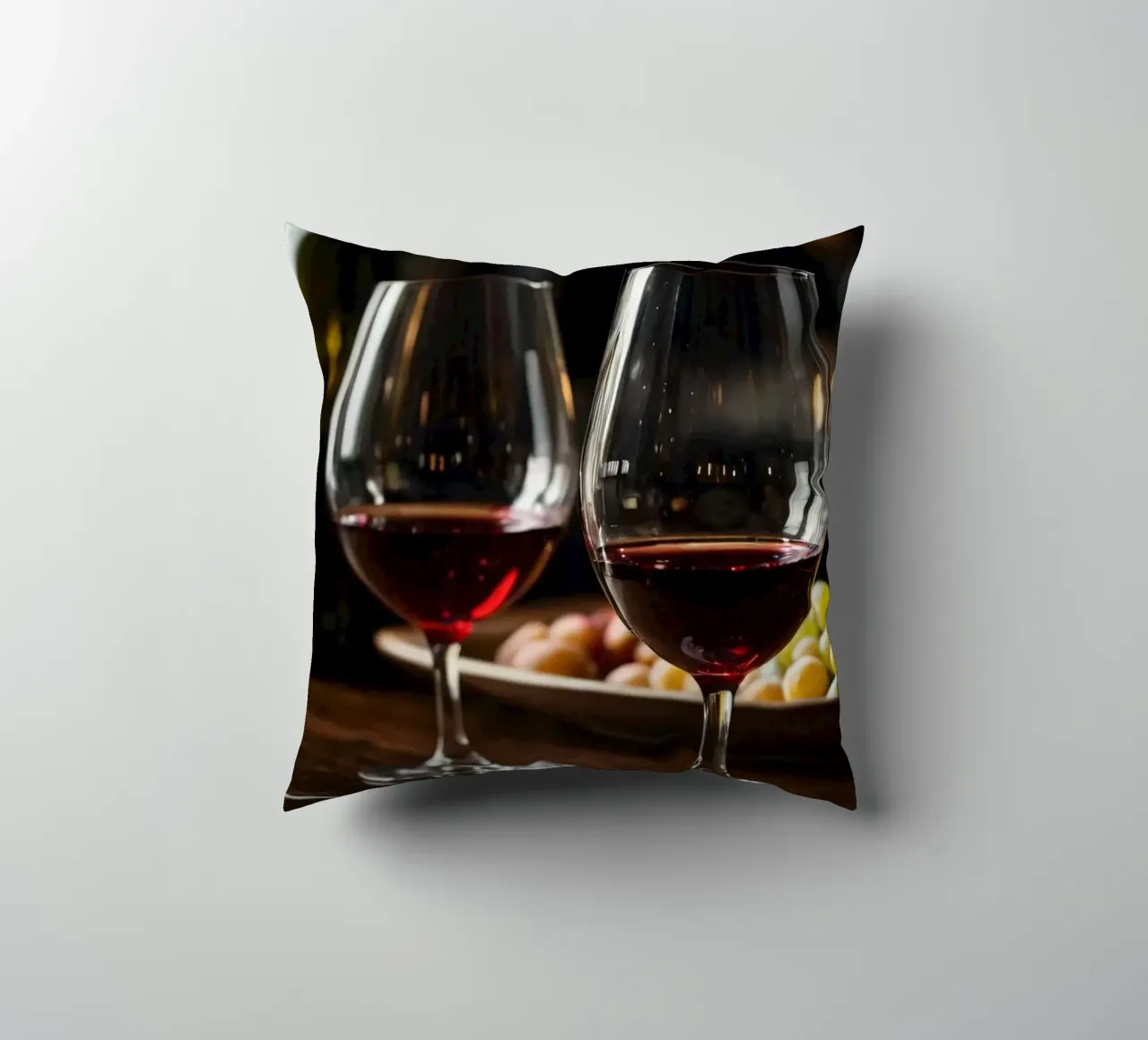 Eleganti bicchieri da vino rosso con uva in un bar accogliente cuscino da DesignDoodle