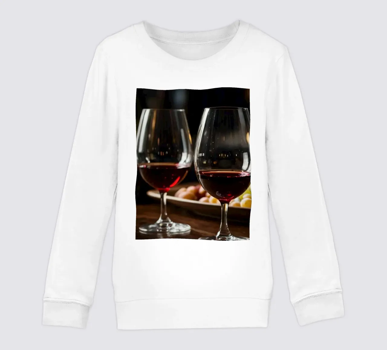Eleganti bicchieri da vino rosso con uva in un bar accogliente felpa bambino da DesignDoodle
