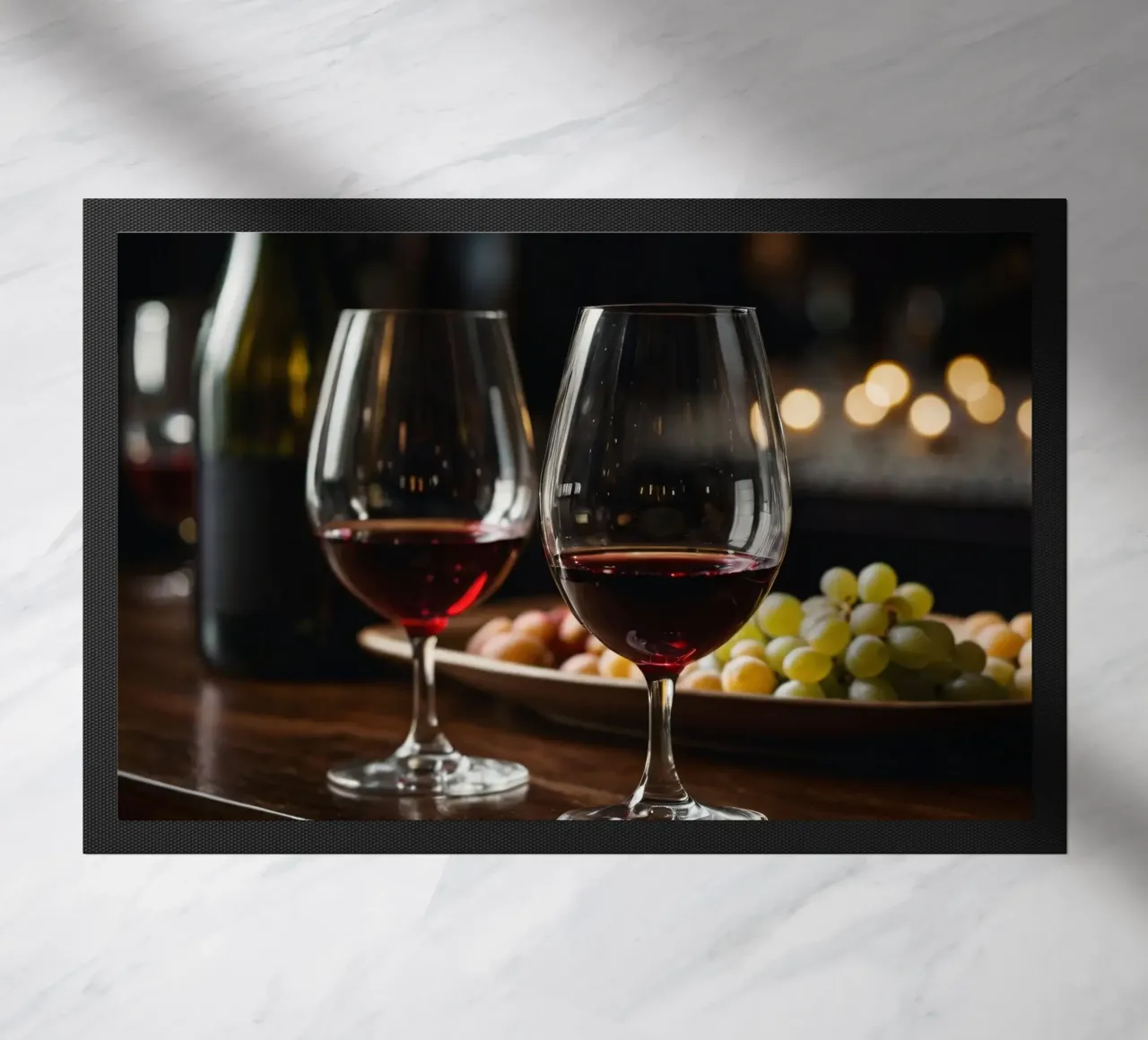 Eleganti bicchieri da vino rosso con uva in un bar accogliente zerbino da DesignDoodle