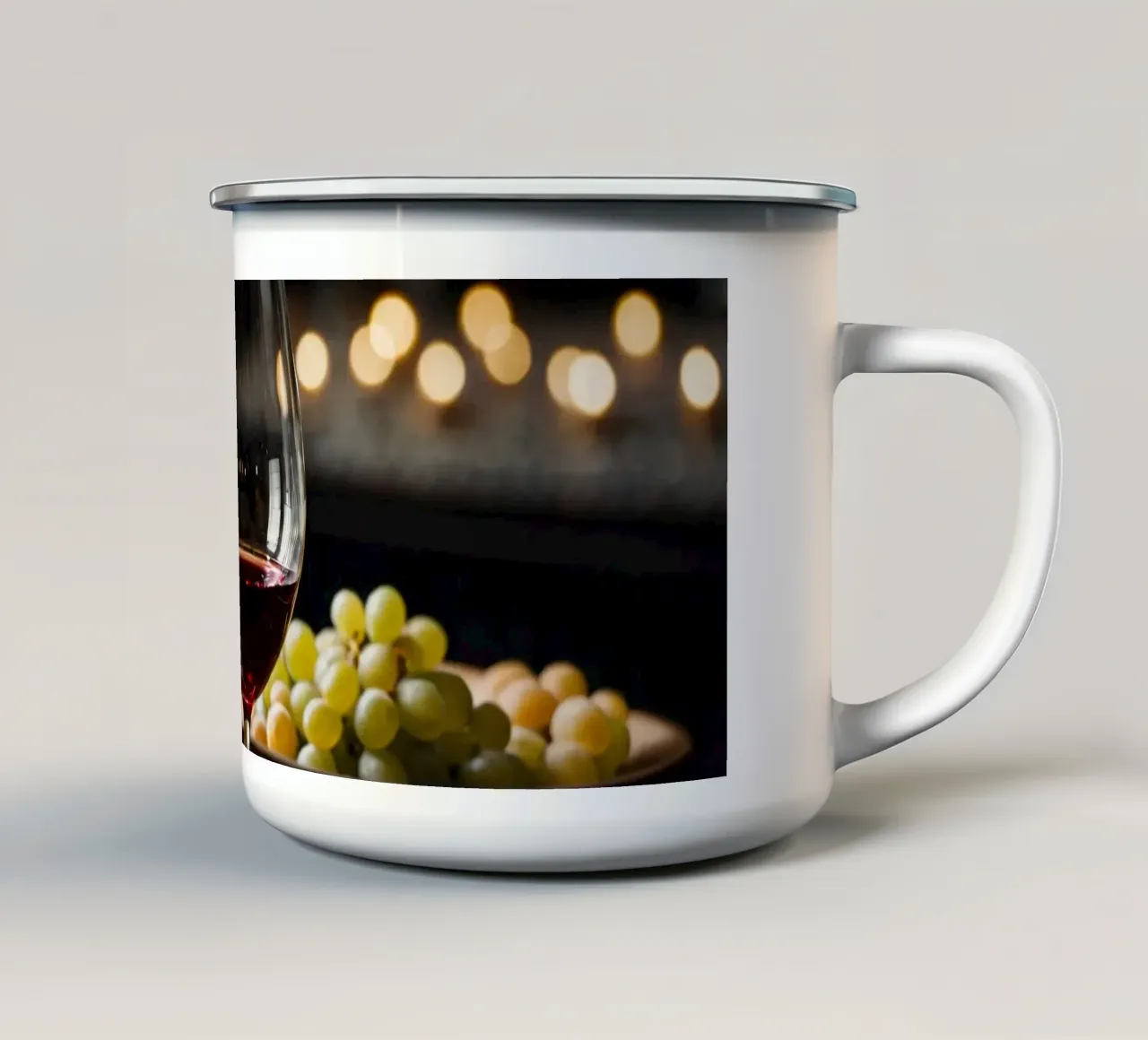 Eleganti bicchieri da vino rosso con uva in un bar accogliente tazza in smalto da DesignDoodle