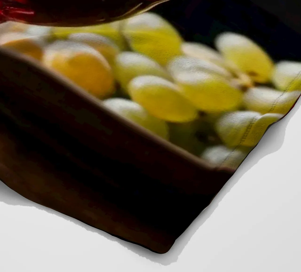 Eleganti bicchieri da vino rosso con uva in un bar accogliente coperta in pile da DesignDoodle