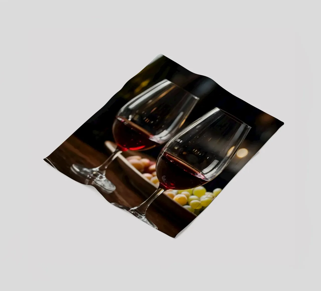 Eleganti bicchieri da vino rosso con uva in un bar accogliente coperta in pile da DesignDoodle