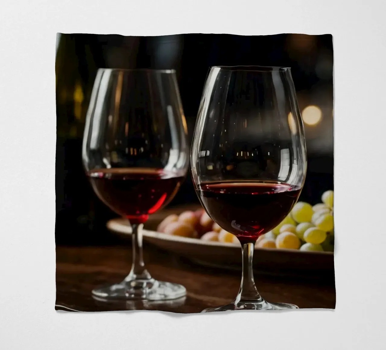 Eleganti bicchieri da vino rosso con uva in un bar accogliente coperta in pile da DesignDoodle