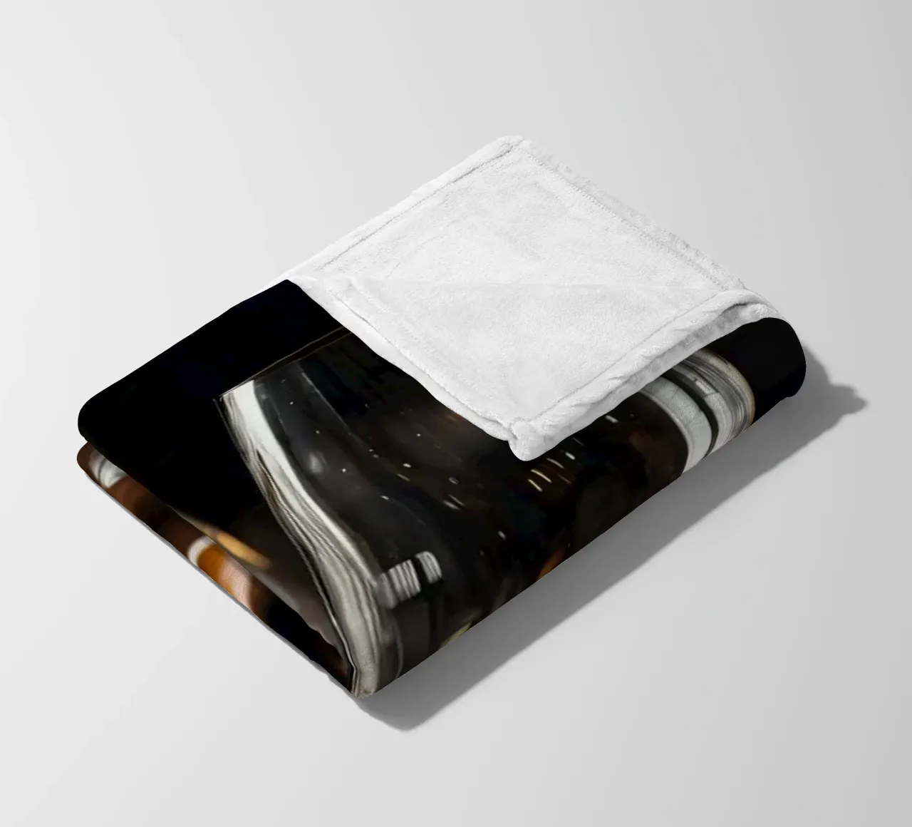Eleganti bicchieri da vino rosso con uva in un bar accogliente coperta in pile da DesignDoodle