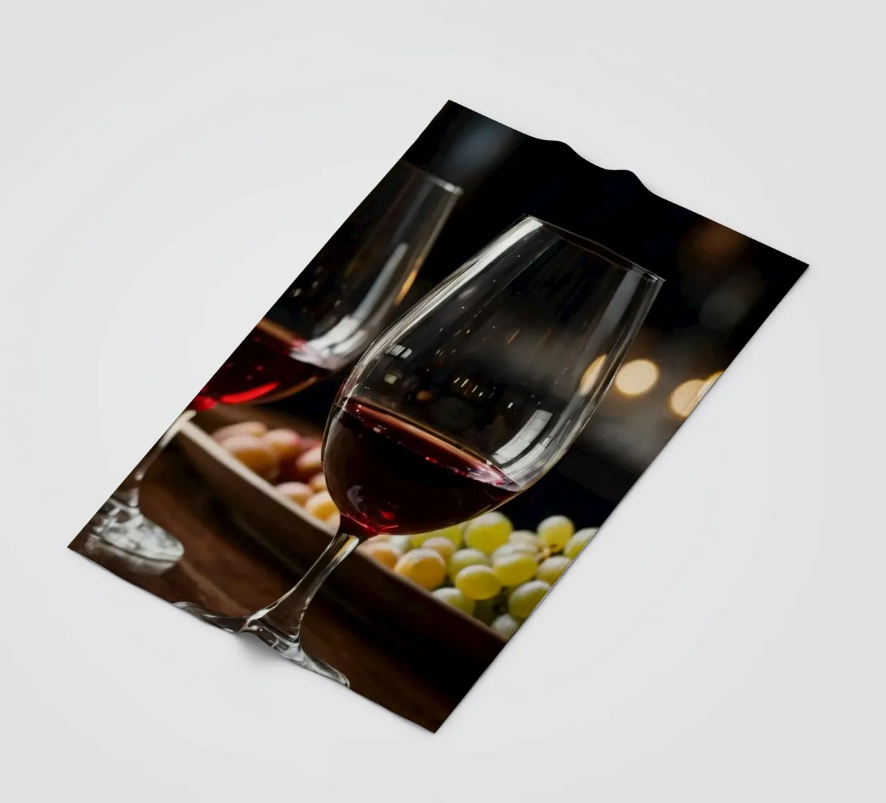 Eleganti bicchieri da vino rosso con uva in un bar accogliente coperta in pile da DesignDoodle