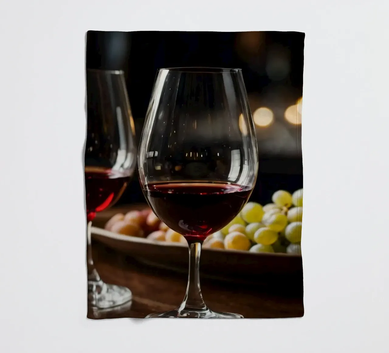 Eleganti bicchieri da vino rosso con uva in un bar accogliente coperta in pile da DesignDoodle