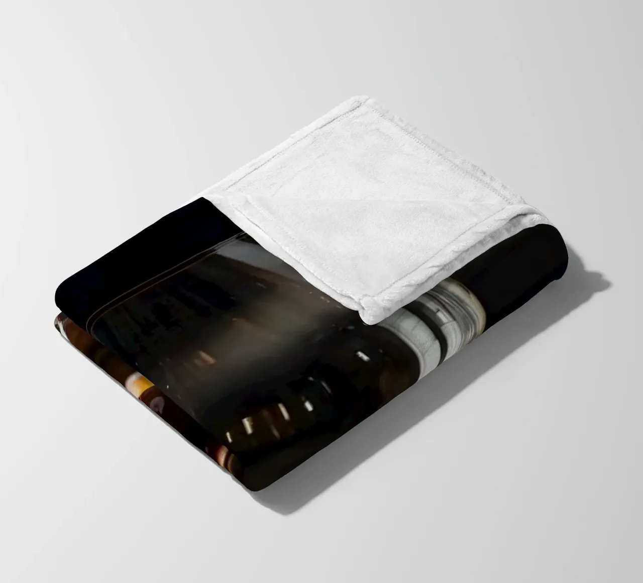 Eleganti bicchieri da vino rosso con uva in un bar accogliente coperta in pile da DesignDoodle